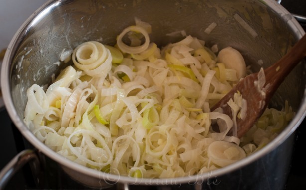 Višisuazo (vichyssoise) sriubai minkštinami porai ir svogūnai puode su sviestu  | Receptai | Darau, blė